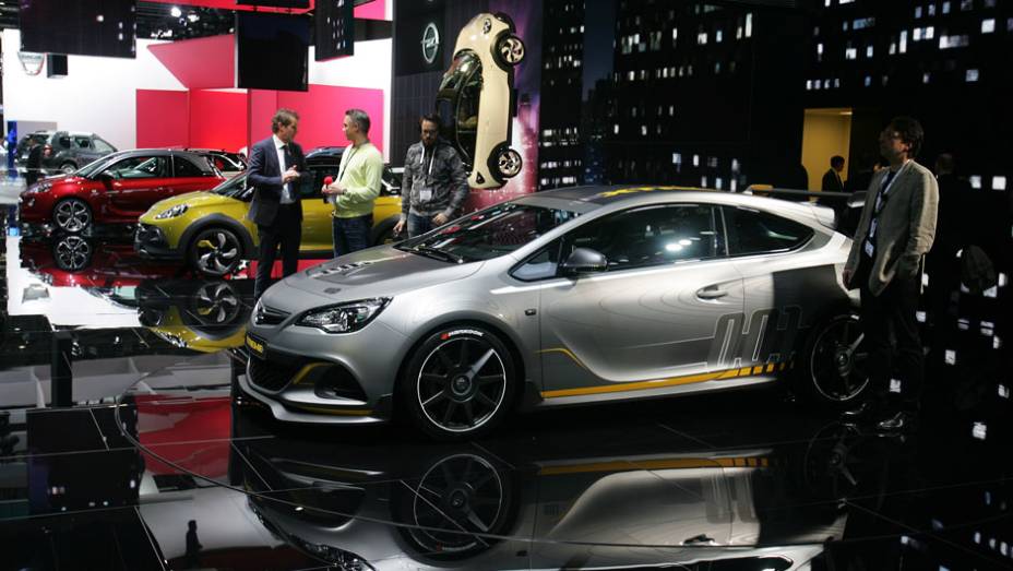 Opel Astra OPC Extreme | <a href="https://quatrorodas.abril.com.br/noticias/saloes/genebra-2014/opel-mostra-astra-opc-extreme-detalhes-774644.shtml" rel="migration">Leia mais</a> | <a href="https://quatrorodas.abril.com.br/galerias/saloes/genebra/2014/direto-genebra-parte-1" rel="migration"></a>