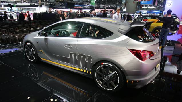 Opel Astra OPC Extreme | <a href="https://quatrorodas.abril.com.br/noticias/saloes/genebra-2014/opel-mostra-astra-opc-extreme-detalhes-774644.shtml" rel="migration">Leia mais</a>| <a href="https://quatrorodas.abril.com.br/galerias/saloes/genebra/2014/direto-genebra-parte-1-" rel="migration"></a>