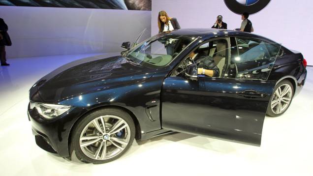 BMW Série 4 Gran Coupè | <a href="https://quatrorodas.abril.com.br/noticias/saloes/genebra-2014/imagens-oficiais-bmw-serie-4-gran-coupe-sao-reveladas-772176.shtml" rel="migration">Leia mais</a>| <a href="https://quatrorodas.abril.com.br/galerias/saloes/genebra/2014/direto-g" rel="migration"></a>