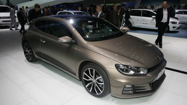 Volkswagen Scirocco | <a href="https://quatrorodas.abril.com.br/noticias/saloes/genebra-2014/volkswagen-mostra-facelift-scirocco-773695.shtml" rel="migration">Leia mais</a>| <a href="https://quatrorodas.abril.com.br/galerias/saloes/genebra/2014/direto-genebra-parte-1-775644" rel="migration"></a>