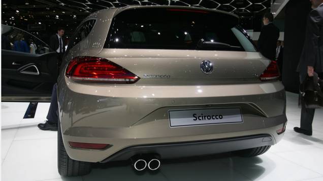 Volkswagen Scirocco | <a href="https://quatrorodas.abril.com.br/noticias/saloes/genebra-2014/volkswagen-mostra-facelift-scirocco-773695.shtml" rel="migration">Leia mais</a>| <a href="https://quatrorodas.abril.com.br/galerias/saloes/genebra/2014/direto-genebra-parte-1-775644" rel="migration"></a>