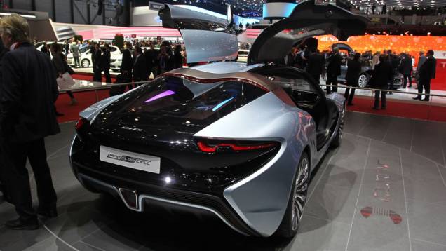 NanoFlowcell Quant | <a href="https://quatrorodas.abril.com.br/noticias/saloes/genebra-2014/nanoflowcell-ag-mostra-teaser-quant-e-sportlimousine-771835.shtml" rel="migration">Leia mais</a>| <a href="https://quatrorodas.abril.com.br/galerias/saloes/genebra/2014/direto-genebr" rel="migration"></a>