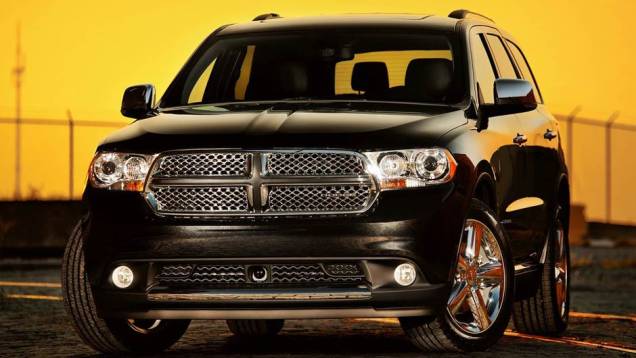 A tradicional grade frontal em desenho de cruz deixa claro que ele é um Dodge | <a href="https://quatrorodas.abril.com.br/carros/lancamentos//dodge-durango-736268.shtml" rel="migration">Leia mais</a>