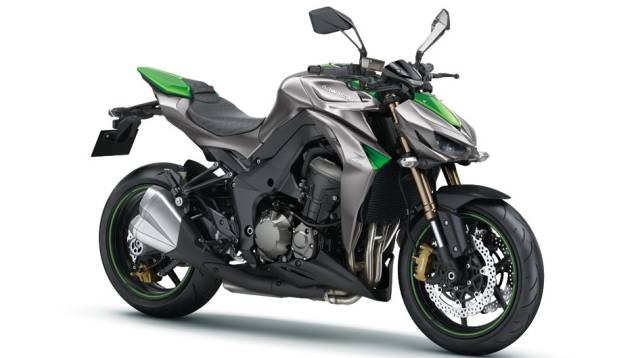 Modelo chega às concessionárias da marca até o fim de abril por R$ 48.990, na versão standard | <a href="https://quatrorodas.abril.com.br/moto/noticias/kawasaki-lanca-z1000-2015-brasil-778522.shtml" rel="migration">Leia mais</a>