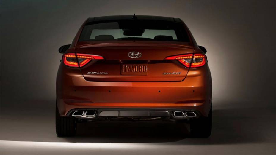 Versão Sport 2.0T tem um sistema de escape com quatro saídas e rodas de liga leve de 18 polegadas | <a href="https://quatrorodas.abril.com.br/noticias/saloes/new-york-2014/hyundai-revela-sonata-2015-nova-york-779988.shtml" rel="migration">Leia mais</a>