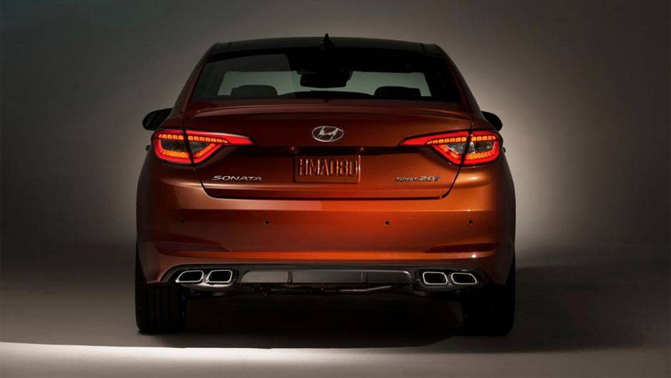 Vers&atilde;o Sport 2.0T tem um sistema de escape com quatro sa&iacute;das e rodas de liga leve de 18 polegadas | <a href="https://quatrorodas.abril.com.br/noticias/saloes/new-york-2014/hyundai-revela-sonata-2015-nova-york-779988.shtml" rel="migration">Leia mais</a>