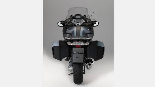 Motocicleta está equipada com um câmbio de seis velocidades, com relação final por eixo-cardã | <a href="https://quatrorodas.abril.com.br/moto/noticias/bmw-lanca-r-1200-rt-r-89-900-781251.shtml" rel="migration">Leia mais</a>