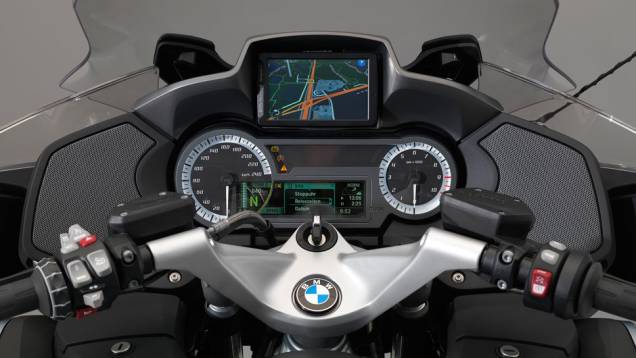 Detalhe do painel | <a href="https://quatrorodas.abril.com.br/moto/noticias/bmw-lanca-r-1200-rt-r-89-900-781251.shtml" rel="migration">Leia mais</a>