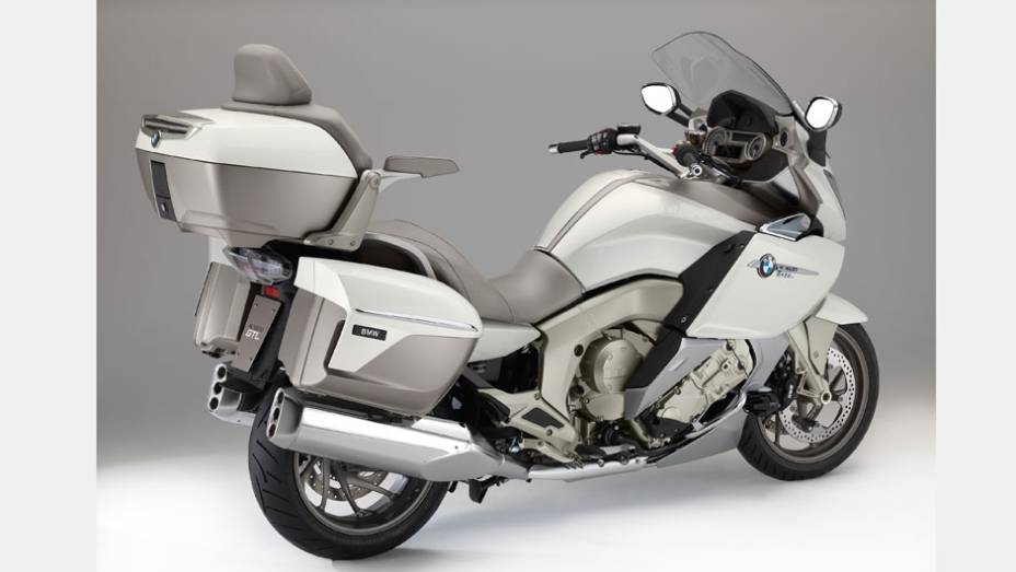 Modelo chega ao Brasil custando R$ 124.500,00 | <a href="https://quatrorodas.abril.com.br/moto/noticias/bmw-apresenta-nova-k-1600-gtl-exclusive-781765.shtml" rel="migration">Leia mais</a>