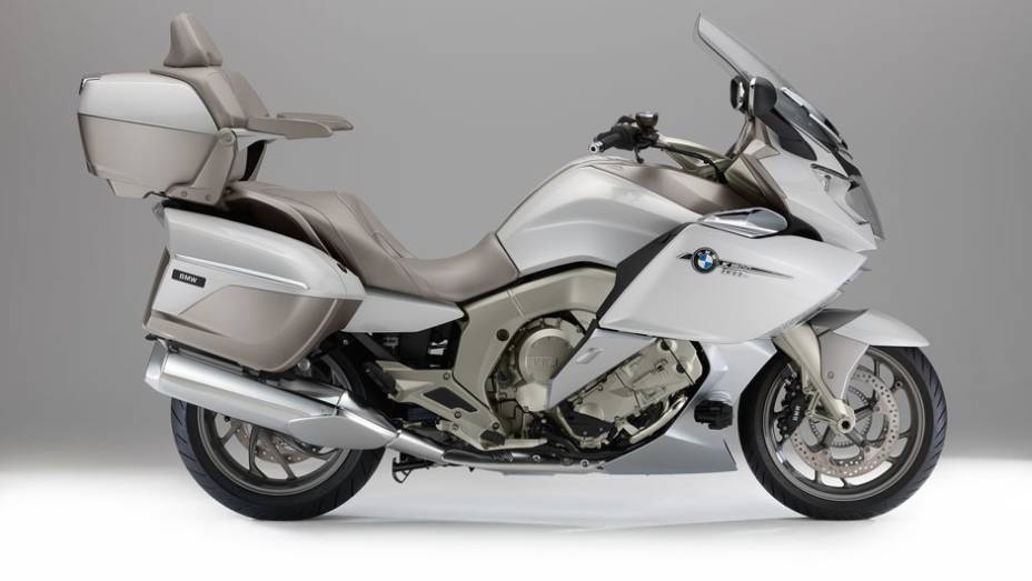 O modelo, equipado com um motor de 1.649 cc com seis cilindros em linha, é perfeito para aquele motociclista que gosta de encarar longas viagens | <a href="https://quatrorodas.abril.com.br/moto/noticias/bmw-apresenta-nova-k-1600-gtl-exclusive-781765.shtml" rel="migration"></a>