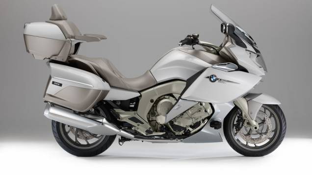 O modelo, equipado com um motor de 1.649 cc com seis cilindros em linha, é perfeito para aquele motociclista que gosta de encarar longas viagens | <a href="https://quatrorodas.abril.com.br/moto/noticias/bmw-apresenta-nova-k-1600-gtl-exclusive-781765.shtml" rel="migration"></a> O modelo, equipado com um motor de 1.649 cc com seis cilindros em linha, é perfeito para aquele motociclista que gosta de encarar longas viagens | <a href="https://quatrorodas.abril.com.br/moto/noticias/bmw-apresenta-nova-k-1600-gtl-exclusive-781765.shtml" rel="migration"></a>
