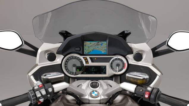 Detalhe do painel | <a href="https://quatrorodas.abril.com.br/moto/noticias/bmw-apresenta-nova-k-1600-gtl-exclusive-781765.shtml" rel="migration">Leia mais</a>