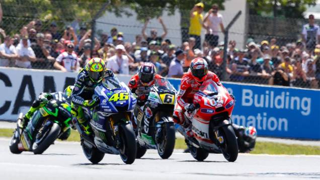 Valentino Rossi ficou com o segundo lugar | <a href="https://quatrorodas.abril.com.br/moto/noticias/motogp-marquez-vence-quinta-seguida-2014-783148.shtml" rel="migration">Leia mais</a>