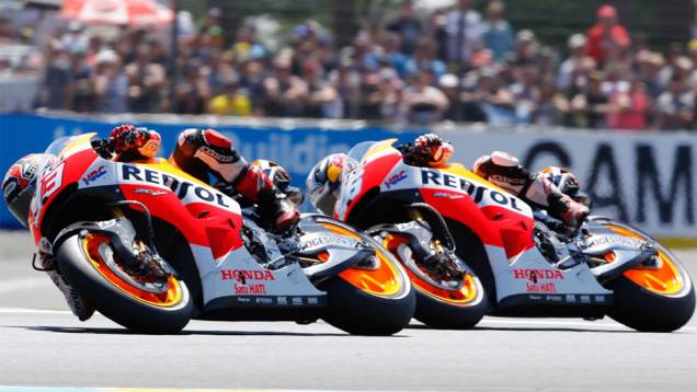 Dani Pedrosa, sendo ultrapassado por Márquez, foi o quinto | <a href="https://quatrorodas.abril.com.br/moto/noticias/motogp-marquez-vence-quinta-seguida-2014-783148.shtml" rel="migration">Leia mais</a>