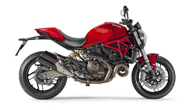 Ela conta com o agressivo motor Testastretta 11°, um bicilindrico de 821 cc refrigerado a água de 112 cavalos de potência e 9 mkgf de torque | <a href="https://quatrorodas.abril.com.br/moto/noticias/ducati-revela-monster-821-2014-784507.shtml" rel="migration">Leia mais</a>