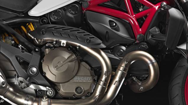 Detalhe do motor Testastretta 11° | <a href="https://quatrorodas.abril.com.br/moto/noticias/ducati-revela-monster-821-2014-784507.shtml" rel="migration">Leia mais</a>