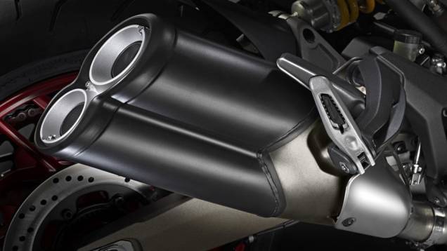 Detalhe do escape duplo | <a href="https://quatrorodas.abril.com.br/moto/noticias/ducati-revela-monster-821-2014-784507.shtml" rel="migration">Leia mais</a>