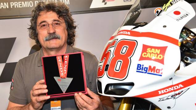 Paolo Simoncelli, pai de Marco, recebeu as homenagens | <a href="https://quatrorodas.abril.com.br/moto/noticias/motogp-marquez-lidera-treinos-mugello-784616.shtml" rel="migration">Leia mais</a>