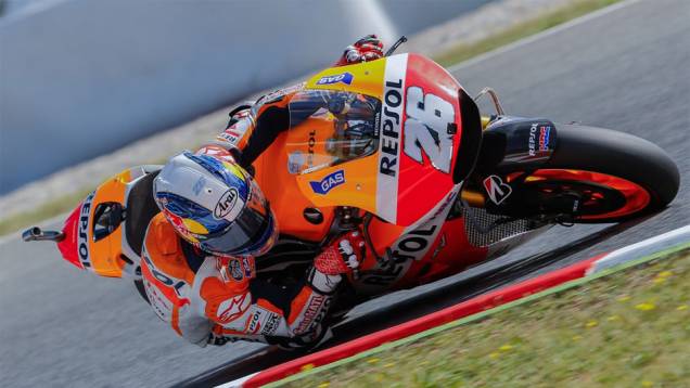 Dani Pedrosa acabou tocando em Márquez no final e cruzou a linha de chegada em terceiro | <a href="https://quatrorodas.abril.com.br/moto/noticias/motogp-marquez-vence-corrida-emocionante-barcelona-786084.shtml" rel="migration">Leia mais</a>