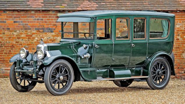 Rolls-Royce e De Dion-Bouton já haviam empregado motores V8, mas a produção em série e o mito de vigor e nobreza couberam ao da Cadillac, que começou com 70 cv Rolls-Royce e De Dion-Bouton já haviam empregado motores V8, mas a produção em série e o mito de vigor e nobreza couberam ao da Cadillac, que começou com 70 cv