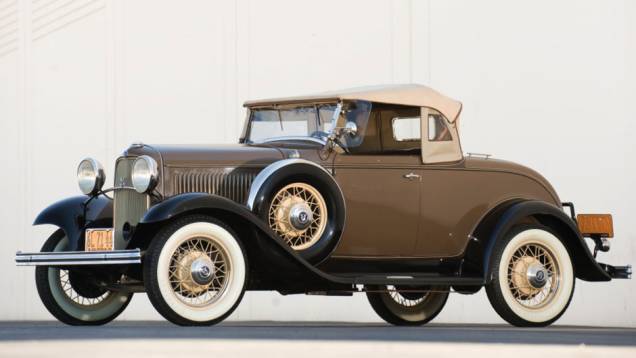 A produção em massa e a popularização das virtudes do V8 são mérito da Ford, que passou a oferecer o seu em meio à Grande Depressão e, ainda assim, acertou em cheio A produção em massa e a popularização das virtudes do V8 são mérito da Ford, que passou a oferecer o seu em meio à Grande Depressão e, ainda assim, acertou em cheio