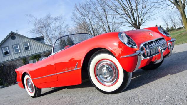Com dois anos de mercado o Corvette conseguiu galgar seu posto de ícone de esportividade americano graças a seu primeiro V8, de 195 cv. Antes ele só oferecia um seis cilindros em linha Com dois anos de mercado o Corvette conseguiu galgar seu posto de ícone de esportividade americano graças a seu primeiro V8, de 195 cv. Antes ele só oferecia um seis cilindros em linha