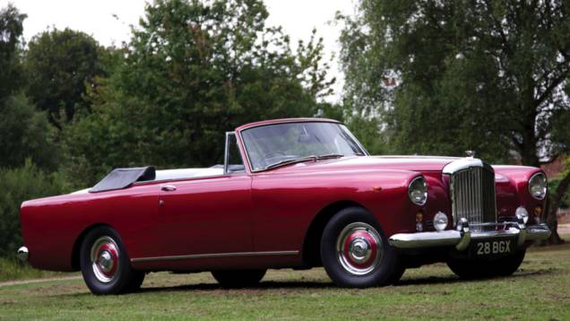 Na esteira da Rolls-Royce, que também estreava seu primeiro V8 de série naquele ano, o Bentley de maior prestígio foi agraciado com cerca de 200 cv de potência, 30 cv a mais que o S1 Na esteira da Rolls-Royce, que também estreava seu primeiro V8 de série naquele ano, o Bentley de maior prestígio foi agraciado com cerca de 200 cv de potência, 30 cv a mais que o S1