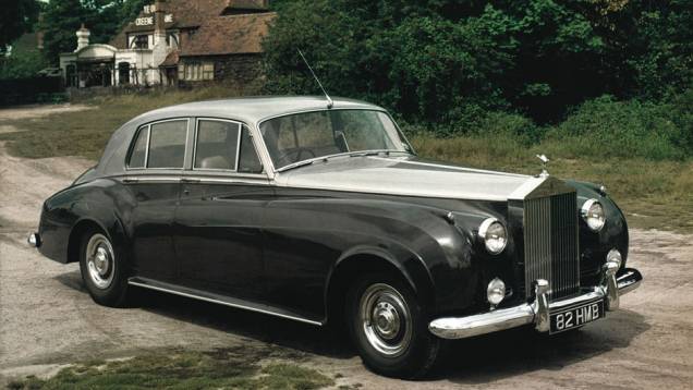 Suas mais de duas toneladas ficaram bem mais leves com o novo V8, que o levava a 183 km/h. Desnecessário dizer o respaldo de reputação que esse tipo de motor ganhou com o da Rolls-Royce Suas mais de duas toneladas ficaram bem mais leves com o novo V8, que o levava a 183 km/h. Desnecessário dizer o respaldo de reputação que esse tipo de motor ganhou com o da Rolls-Royce