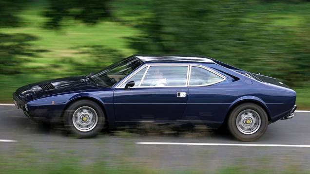 Estabelecida com esportivos de 12 cilindros e tendo experimentado com o Dino de seis, a segunda geração do modelo de entrada da Ferrari estreou seu V8, central, opção que dura até hoje na 458