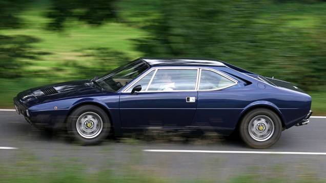 Estabelecida com esportivos de 12 cilindros e tendo experimentado com o Dino de seis, a segunda geração do modelo de entrada da Ferrari estreou seu V8, central, opção que dura até hoje na 458 Estabelecida com esportivos de 12 cilindros e tendo experimentado com o Dino de seis, a segunda geração do modelo de entrada da Ferrari estreou seu V8, central, opção que dura até hoje na 458