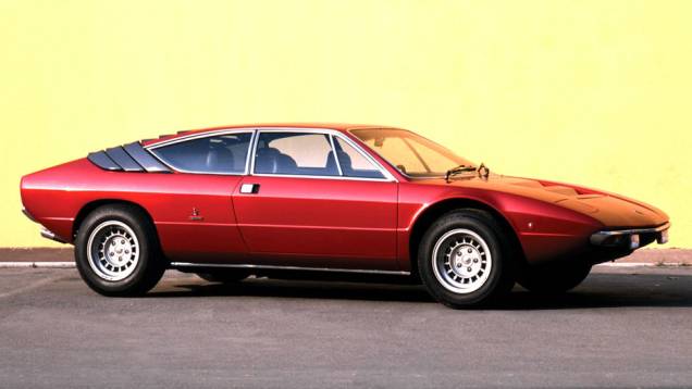 Num único ano, dois ícones do mercado de superesportivos estrearam seus modelos V8, Ferrari e Lamborghini. Com desenho mais agressivo, o Urraco entregava 220 cv, 35 cv a menos que a Dino Num único ano, dois ícones do mercado de superesportivos estrearam seus modelos V8, Ferrari e Lamborghini. Com desenho mais agressivo, o Urraco entregava 220 cv, 35 cv a menos que a Dino