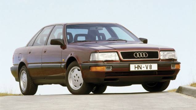 Adesão tardia aos V8 foi a da Audi, com esse sedã baseado no 100. Ele antecedeu o A8, que catapultou o status da marca e desse tipo de propulsor em 1994.