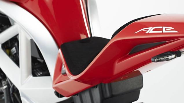 Destaque do assento da versão naked da Ariel Ace 2015 | <a href="https://quatrorodas.abril.com.br/moto/noticias/ariel-retorna-ao-mundo-duas-rodas-ace-2015-787267.shtml" rel="migration">Leia mais</a> Destaque do assento da versão naked da Ariel Ace 2015 | <a href="https://quatrorodas.abril.com.br/moto/noticias/ariel-retorna-ao-mundo-duas-rodas-ace-2015-787267.shtml" rel="migration">Leia mais</a>