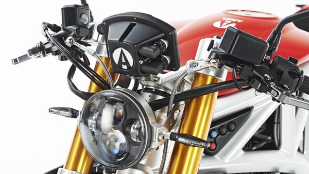 Detalhe da dianteira da Ariel Ace 2015 versão naked | <a href="https://quatrorodas.abril.com.br/moto/noticias/ariel-retorna-ao-mundo-duas-rodas-ace-2015-787267.shtml" rel="migration">Leia mais</a>