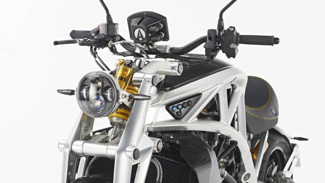 Detalhe da dianteira da Ariel Ace 2015 versão custom | <a href="https://quatrorodas.abril.com.br/moto/noticias/ariel-retorna-ao-mundo-duas-rodas-ace-2015-787267.shtml" rel="migration">Leia mais</a>