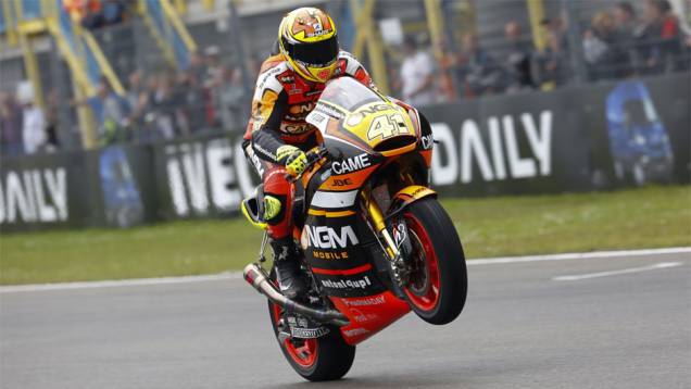 Aleix Espargaró conquistou sua primeira pole da carreira na MotoGP na Holanda | <a href="https://quatrorodas.abril.com.br/moto/noticias/motogp-aleix-espargaro-garante-pole-holanda-787487.shtml" rel="migration">Leia mais</a>