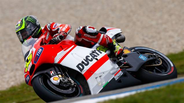 O inglês Cal Crutchlow levou a Ducati de fábrica à quinta posição | <a href="https://quatrorodas.abril.com.br/moto/noticias/motogp-aleix-espargaro-garante-pole-holanda-787487.shtml" rel="migration">Leia mais</a>