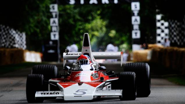 Nunca é demais mostrar a bela McLaren M23, mais uma vez conduzida por Emerson Fittipaldi | <a href="http://quatrorodas.abril.com.br/galerias/especiais/festival-goodwood-2014-parte-1-787499.shtml" rel="migration">Parte 1</a>
