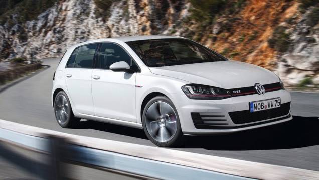 VW Golf GTI: agilidade não falta ao hatch, a versão esportiva do artilheiro da seleção alemã; seus 220 cv o fazem chegar na frente dos rivais VW Golf GTI: agilidade não falta ao hatch, a versão esportiva do artilheiro da seleção alemã; seus 220 cv o fazem chegar na frente dos rivais
