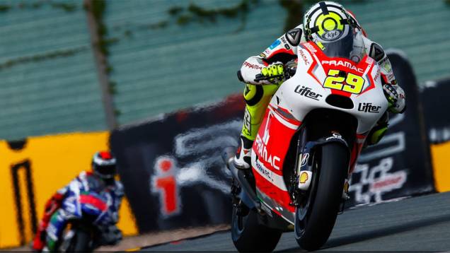 Andrea Iannone | <a href="https://quatrorodas.abril.com.br/moto/noticias/motogp-espargaro-mais-rapido-alemanha-790638.shtml" rel="migration">Leia mais</a>