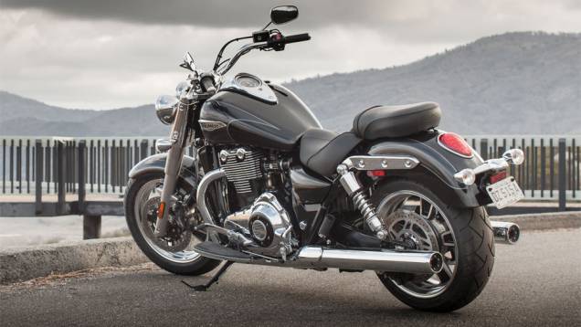 A motocicleta apresenta visual mais clássico, com mais elementos cromados, banco mais confortável e novo pneu mais largo na dianteira | <a href="https://quatrorodas.abril.com.br/moto/noticias/triumph-lanca-thunderbird-commander-brasil-791427.shtml" rel="migration">Leia ma</a>