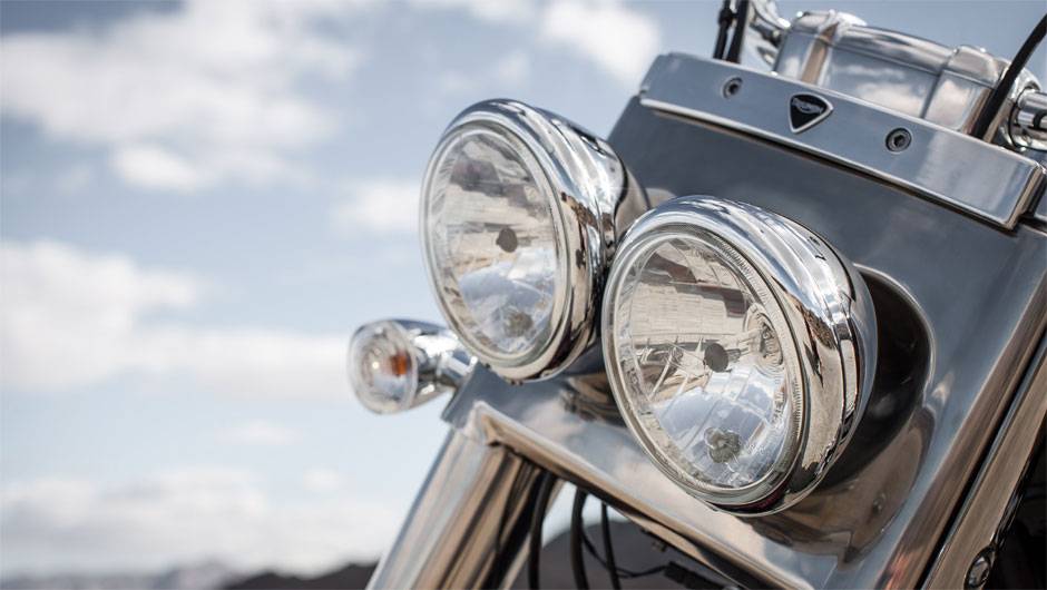 O tradicional farol dupla n&atilde;o podia faltar | <a href="https://quatrorodas.abril.com.br/moto/noticias/triumph-lanca-thunderbird-commander-brasil-791427.shtml" rel="migration">Leia mais</a>
