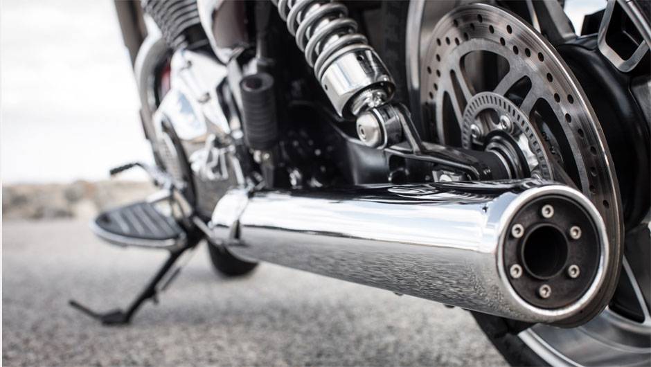 Tubo de escape cromado chama a aten&ccedil;&atilde;o e entrega bom ronco | <a href="https://quatrorodas.abril.com.br/moto/noticias/triumph-lanca-thunderbird-commander-brasil-791427.shtml" rel="migration">Leia mais</a>