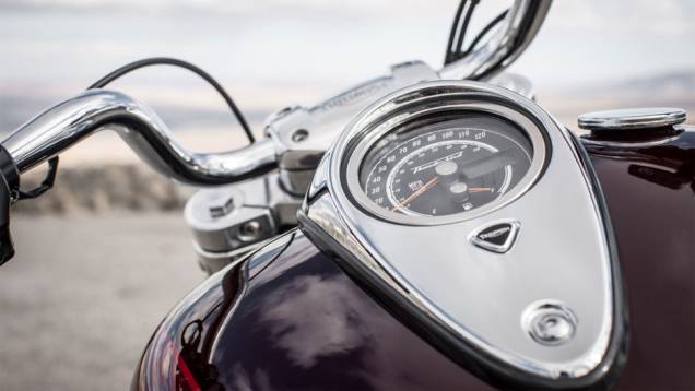 Tanque de combustível e painel de instrumentos | <a href="https://quatrorodas.abril.com.br/moto/noticias/triumph-lanca-thunderbird-commander-brasil-791427.shtml" rel="migration">Leia mais</a>