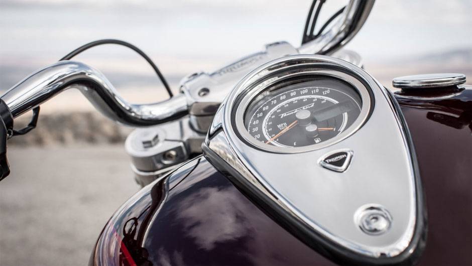 Tanque de combust&iacute;vel e painel de instrumentos | <a href="https://quatrorodas.abril.com.br/moto/noticias/triumph-lanca-thunderbird-commander-brasil-791427.shtml" rel="migration">Leia mais</a>