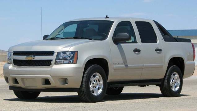 Quanto aos carros, que tal a portentosa picape da Chevrolet que enfrenta qualquer gelada? Afinal, é a Avalanche... Quanto aos carros, que tal a portentosa picape da Chevrolet que enfrenta qualquer gelada? Afinal, é a Avalanche...