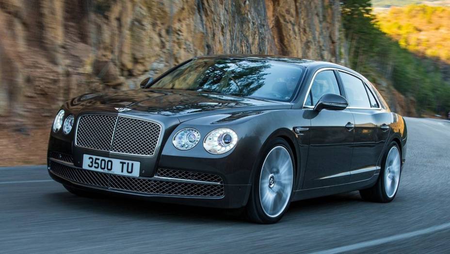 A Bentley faz alguns dos carros mais bem avaliados por público e crítica, como o Flying Spur. Mas, poxa... a tradução disso é "espora voadora"! A Bentley faz alguns dos carros mais bem avaliados por público e crítica, como o Flying Spur. Mas, poxa... a tradução disso é "espora voadora"!