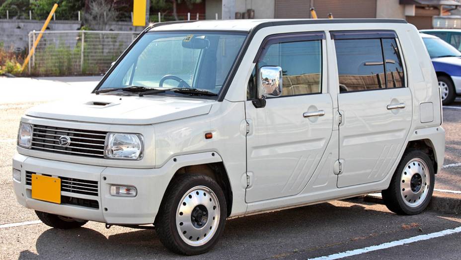 Pelado, pelado, nu com a mão no bolso. Não, não estamos falando da ausência de itens de série nesse carro da Daihatsu, mas sim do nome dele: Naked. Pelado, pelado, nu com a mão no bolso. Não, não estamos falando da ausência de itens de série nesse carro da Daihatsu, mas sim do nome dele: Naked.