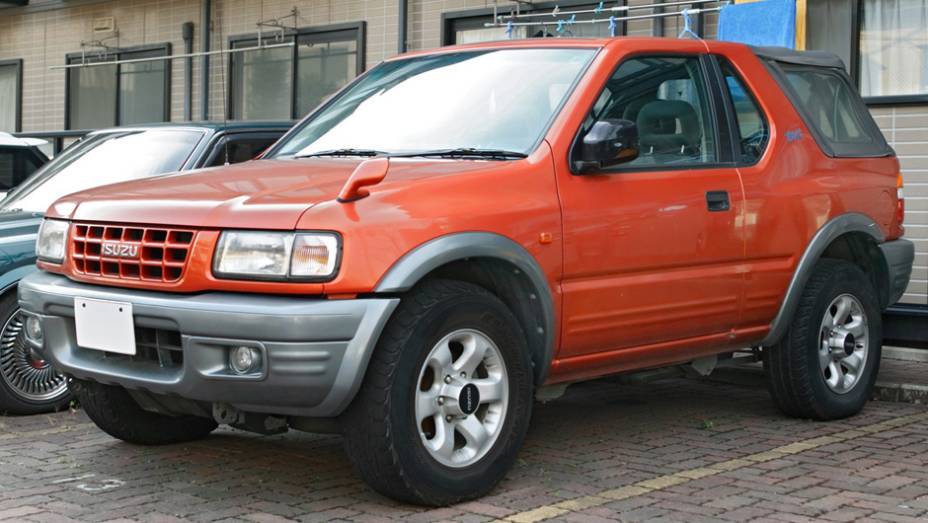 Não sabemos onde a Isuzu estava com a cabeça quando deu nome a esse carro: Mysterious Utility Wizard. Hein?? Não sabemos onde a Isuzu estava com a cabeça quando deu nome a esse carro: Mysterious Utility Wizard. Hein??