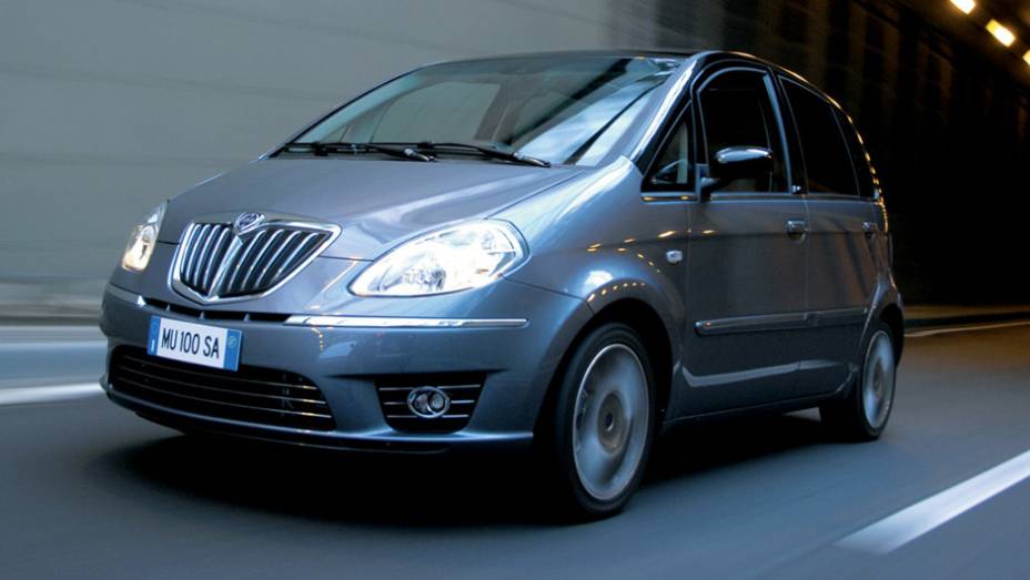 Qual homem nunca quis ter uma musa inspiradora? Alguns tiveram essa oportunidade... com o Lancia Musa. Qual homem nunca quis ter uma musa inspiradora? Alguns tiveram essa oportunidade... com o Lancia Musa.